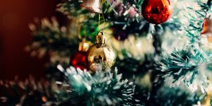 Ar bumbām dekorētas mākslīgās Ziemassvētku egles zari tuvplana
